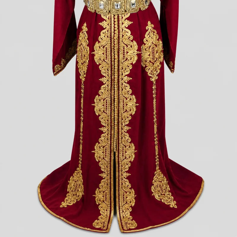 Détail des broderies dorées sur caftan rouge en crêpe de soie avec finitions travaillées et motifs traditionnels élégants pour tenue de cérémonie