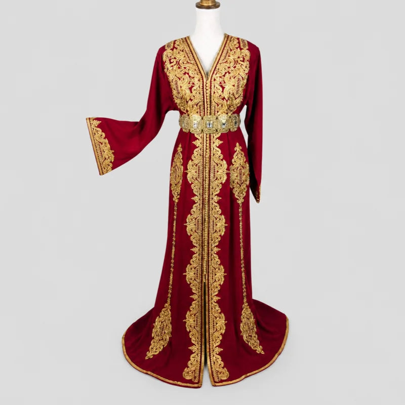 Caftan rouge en crêpe de soie avec broderies dorées et manches évasées ornées, ceinture travaillée et coupe élégante pour mariage et cérémonie orientale