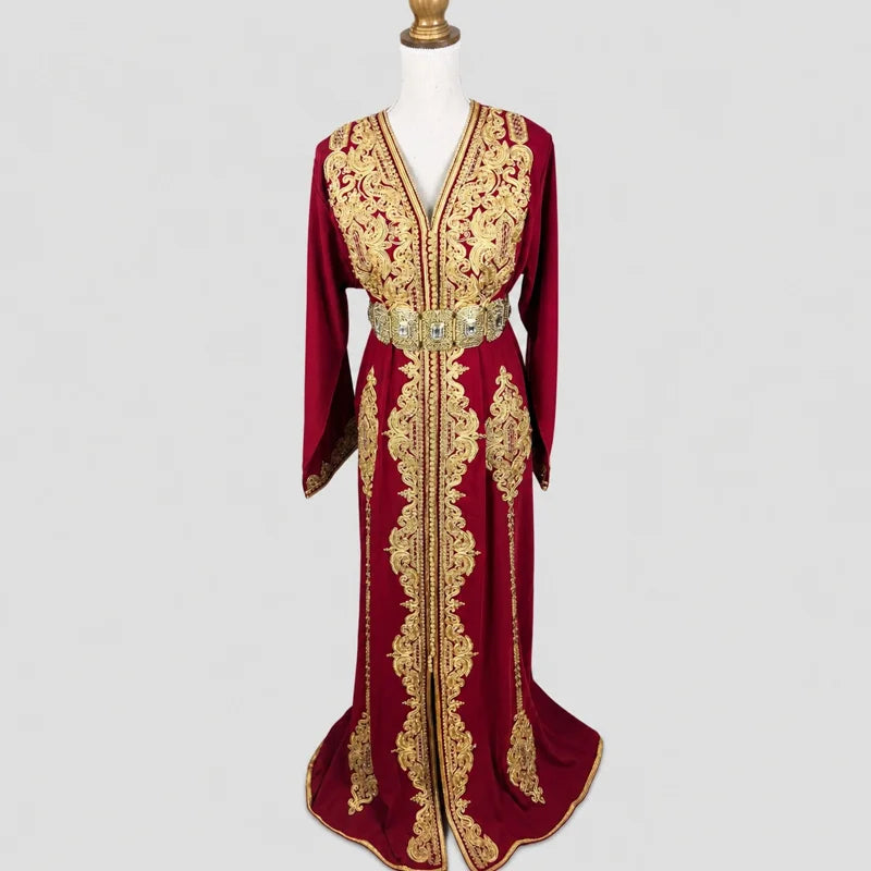Caftan rouge en crêpe de soie avec broderies dorées traditionnelles, coupe élégante cintrée avec ceinture travaillée, idéal pour mariage et cérémonie orientale