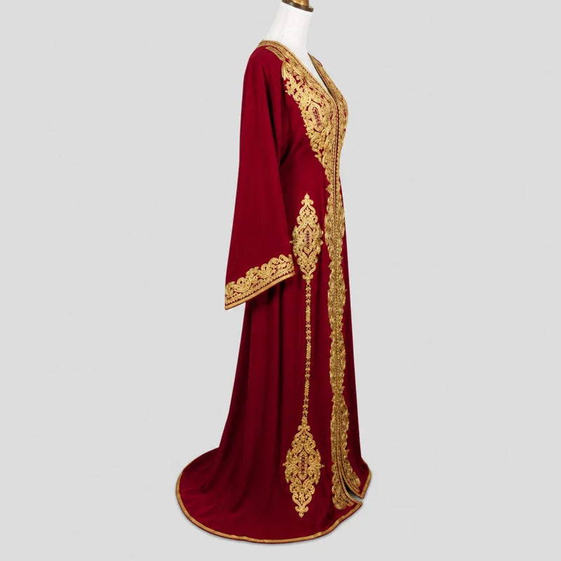 Caftan rouge en crêpe de soie avec broderies dorées vu de profil, manches longues et coupe fluide élégante, idéal pour mariage et cérémonie orientale