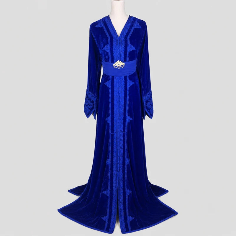 Caftan marocain femme en velours bleu électrique avec broderies élégantes ton sur ton et ceinture raffinée style oriental.