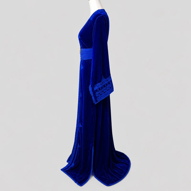 Profil d’un caftan marocain bleu royal en velours avec broderies ton sur ton et manches larges raffinées pour femme.