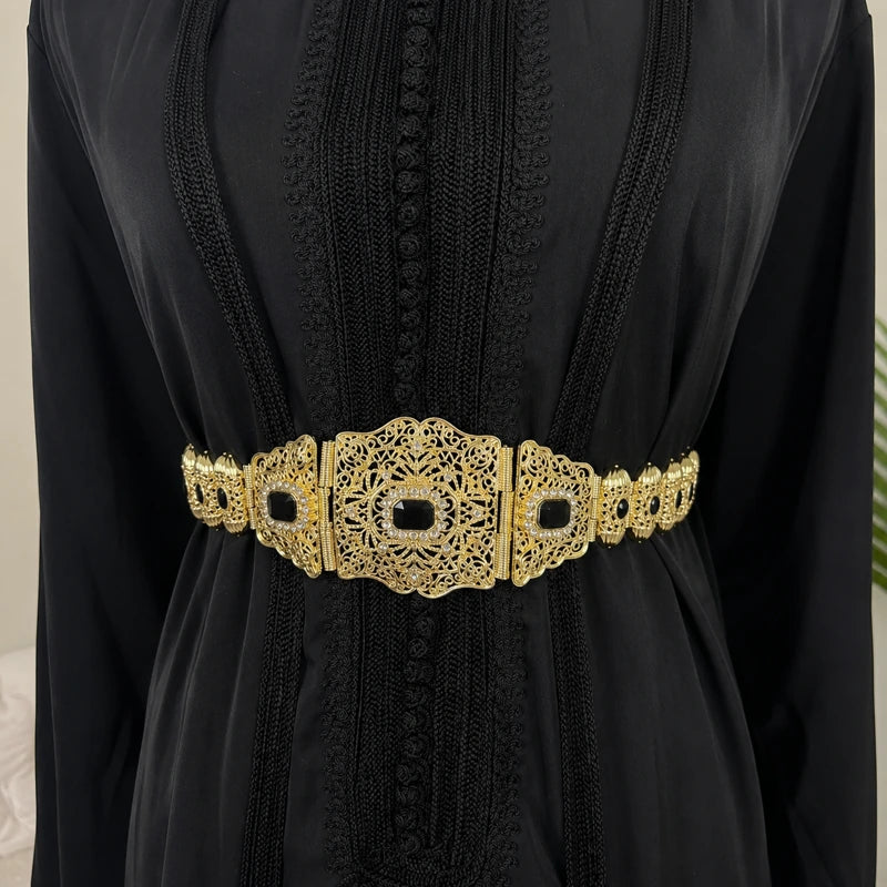 Ceinture mdamma marocaine dorée avec pierres noires sur caftan noir traditionnel pour mariage oriental