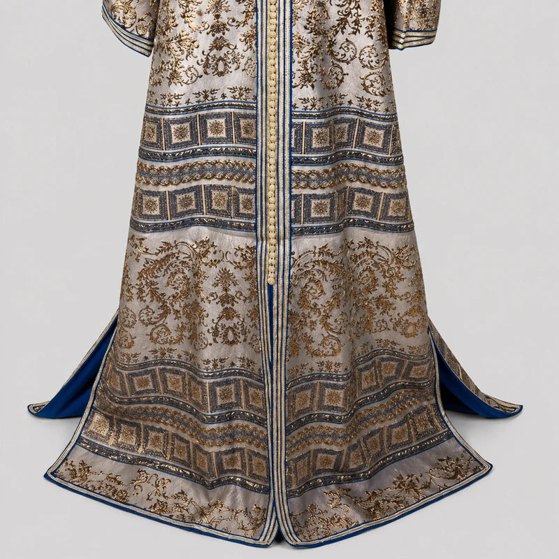 Détail du bas du caftan brocard vintage gris argenté et doré avec finitions orientales raffinées et motifs brodés élégants.