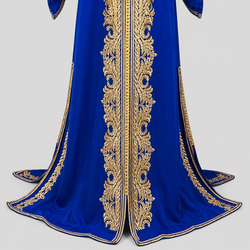 Détail des broderies dorées et finitions du bas d’un caftan bleu en crêpe de soie, robe orientale élégante pour mariage et cérémonie traditionnelle.