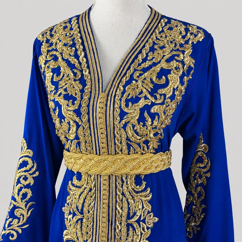 Détail des broderies dorées et de la ceinture élégante d’un caftan bleu en crêpe de soie, robe orientale raffinée pour mariage et cérémonie.