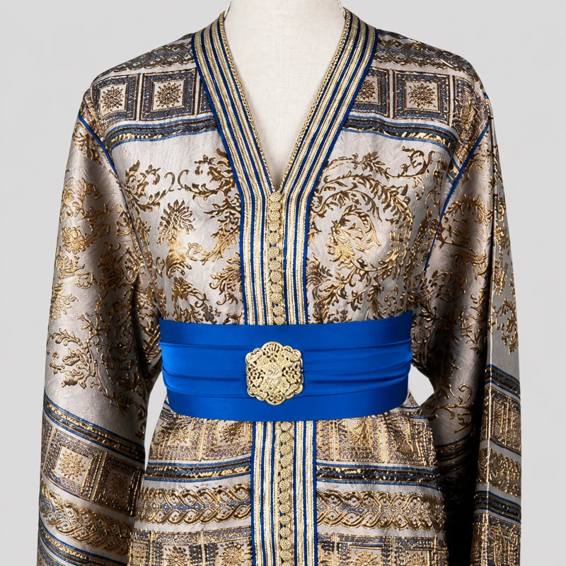 Détail du caftan brocard vintage gris argenté et doré avec ceinture bleue satinée, col travaillé et motifs orientaux raffinés.