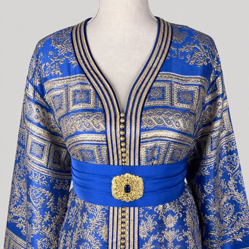 Détail du caftan brocart bleu et doré vintage avec col raffiné, motifs orientaux dorés et ceinture bleue élégante en crêpe de soie.
