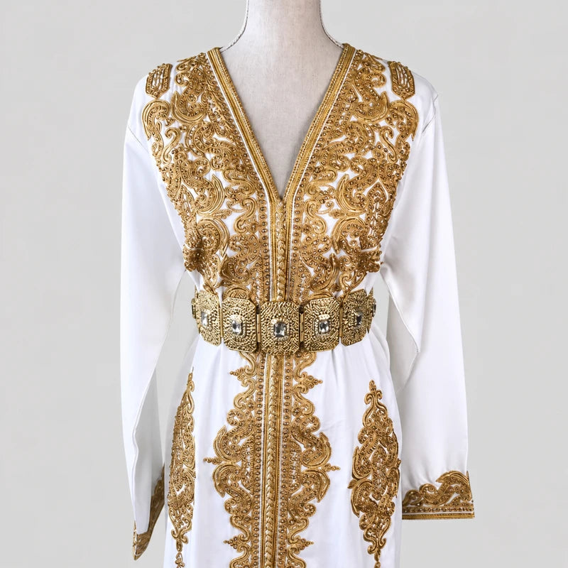 Détail d’un caftan marocain blanc en crêpe de soie avec broderies dorées artisanales et ceinture traditionnelle, tenue orientale élégante pour mariage et cérémonie