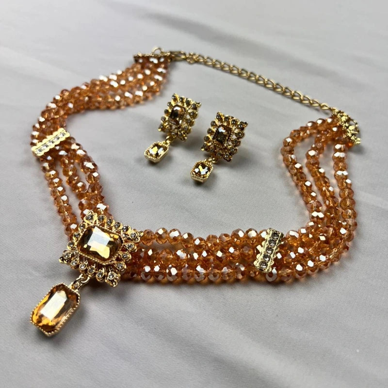 Parure ras de cou couleur champagne avec cristaux et boucles d’oreilles assorties vue en angle pour mariage oriental