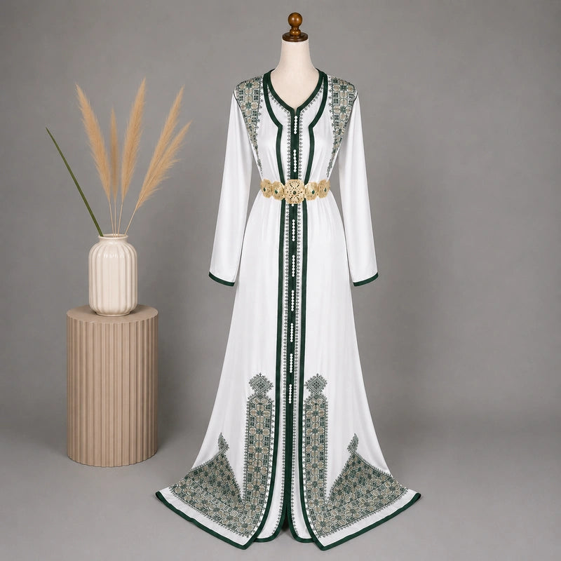 Takchita blanche pour Henna Tarz Al Fassi avec broderies vertes et dorées présentée dans une ambiance élégante style caftan marocain