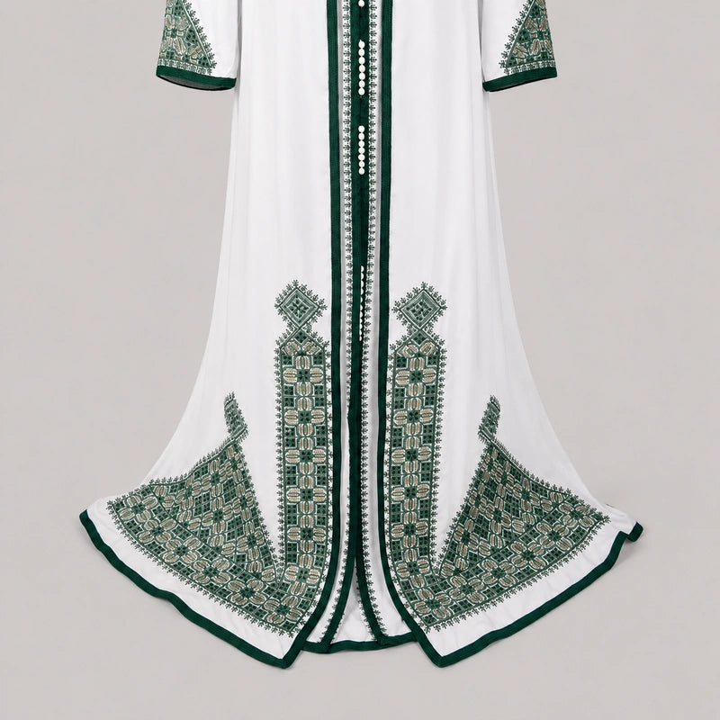 Détail bas takchita blanche pour Henna Tarz Al Fassi avec broderies vertes et finitions artisanales caftan marocain femme