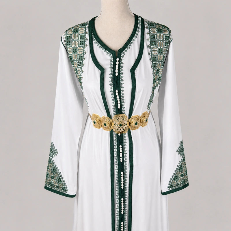 Détail haut takchita blanche pour Henna Tarz Al Fassi avec broderies vertes et ceinture dorée caftan marocain femme