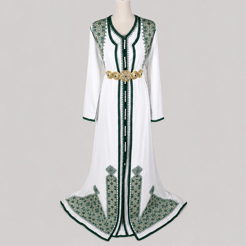 Takchita blanche Henna Tarz Al Fassi face avant avec broderies vertes et dorées caftan marocain élégant