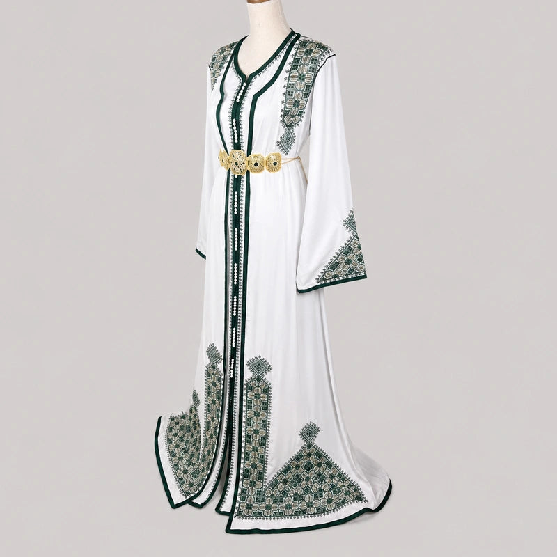 Takchita blanche Henna Tarz Al Fassi vue 3/4 avec détails verts et dorés tenue marocaine élégante pour femme