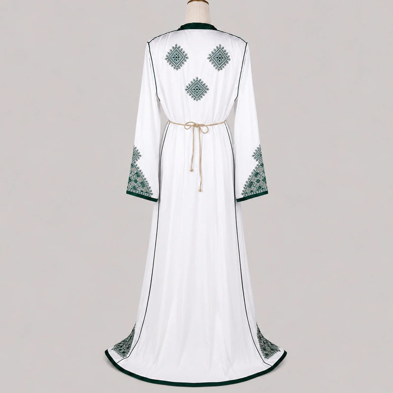 Vue dos takchita blanche pour Henna Tarz Al Fassi avec broderies vertes et dorées caftan marocain élégant femme