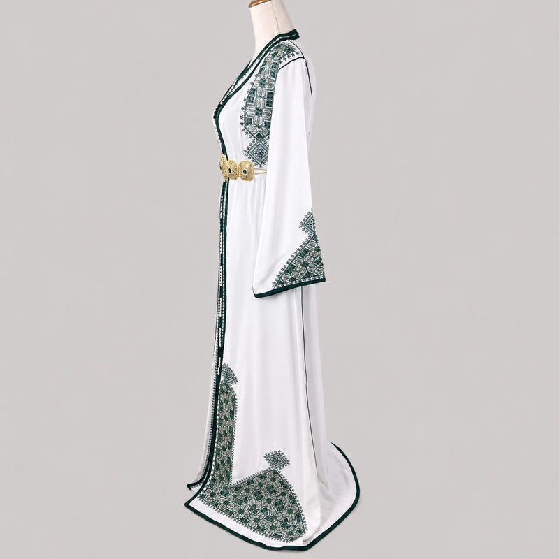Takchita blanche pour Henna Tarz Al Fassi vue de profil avec broderies vertes et dorées caftan marocain élégant femme