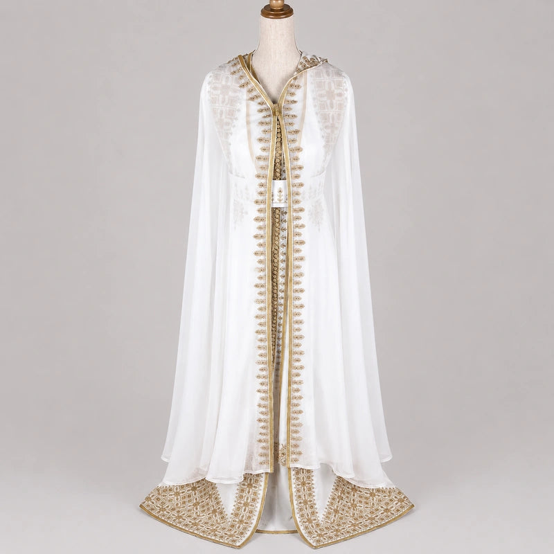 Takchita blanche Henna Tarz el Fassi avec cape transparente fluide et broderies dorées marocaines élégantes