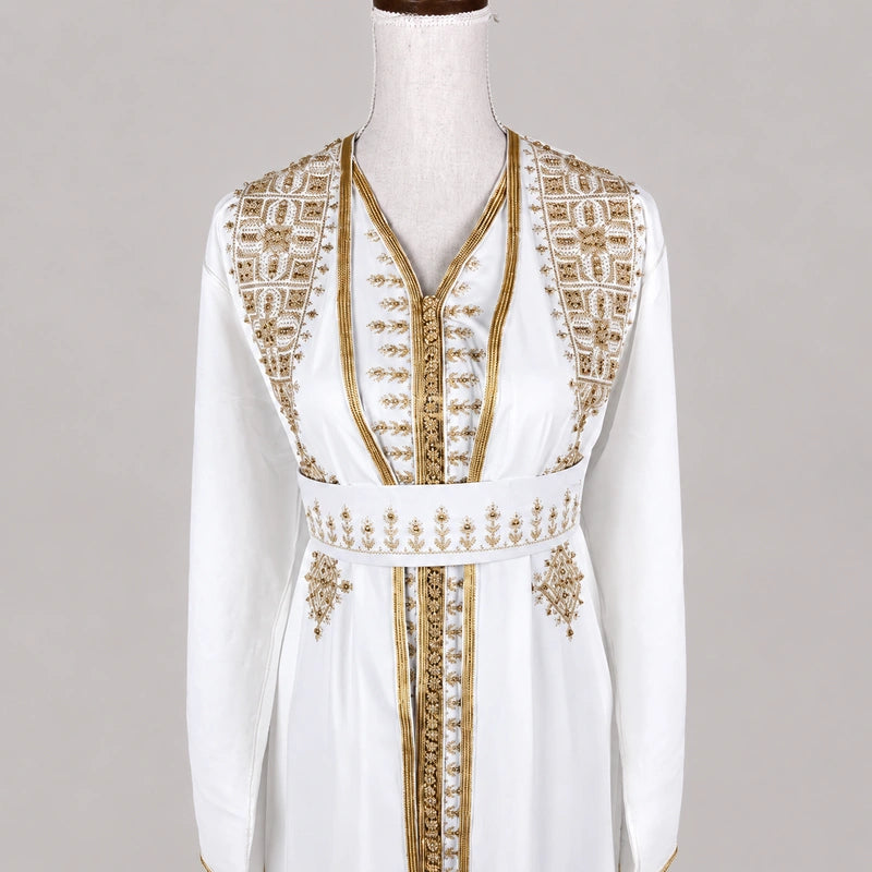 Détail broderie dorée d’une takchita blanche Henna Tarz el Fassi avec finition artisanale marocaine élégante