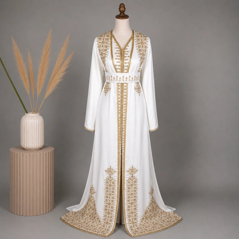 Takchita blanche Henna Tarz el Fassi avec broderies dorées marocaines et décoration élégante en studio