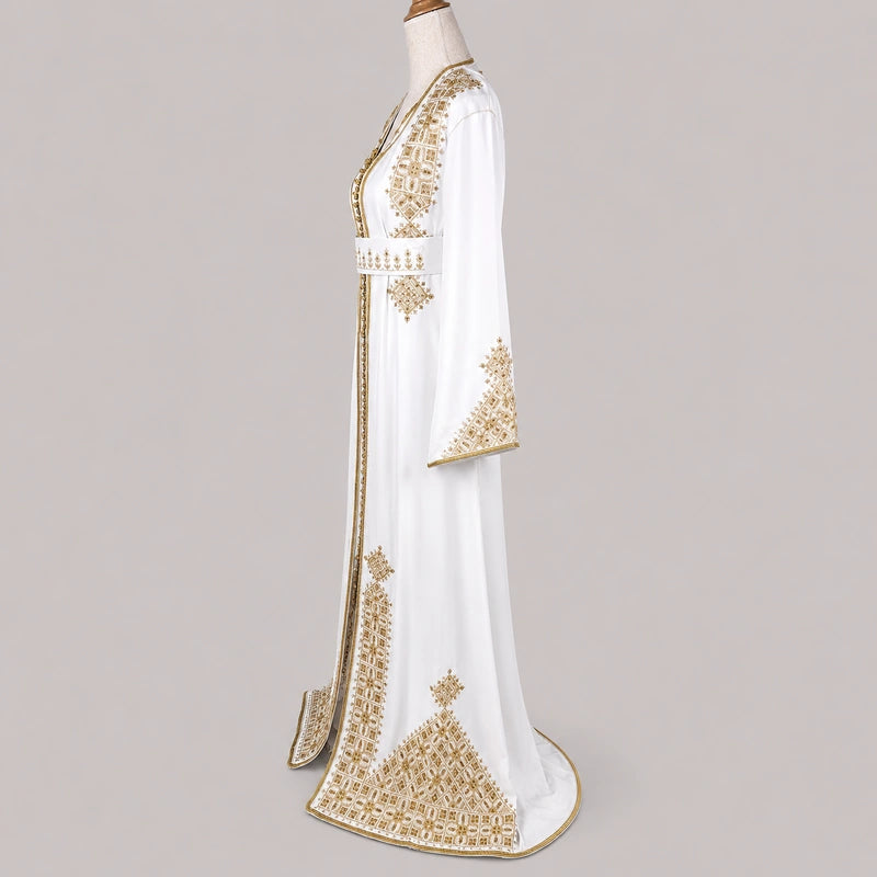 Vue latérale d’une takchita blanche Henna Tarz el Fassi avec broderies dorées raffinées et finition marocaine traditionnelle