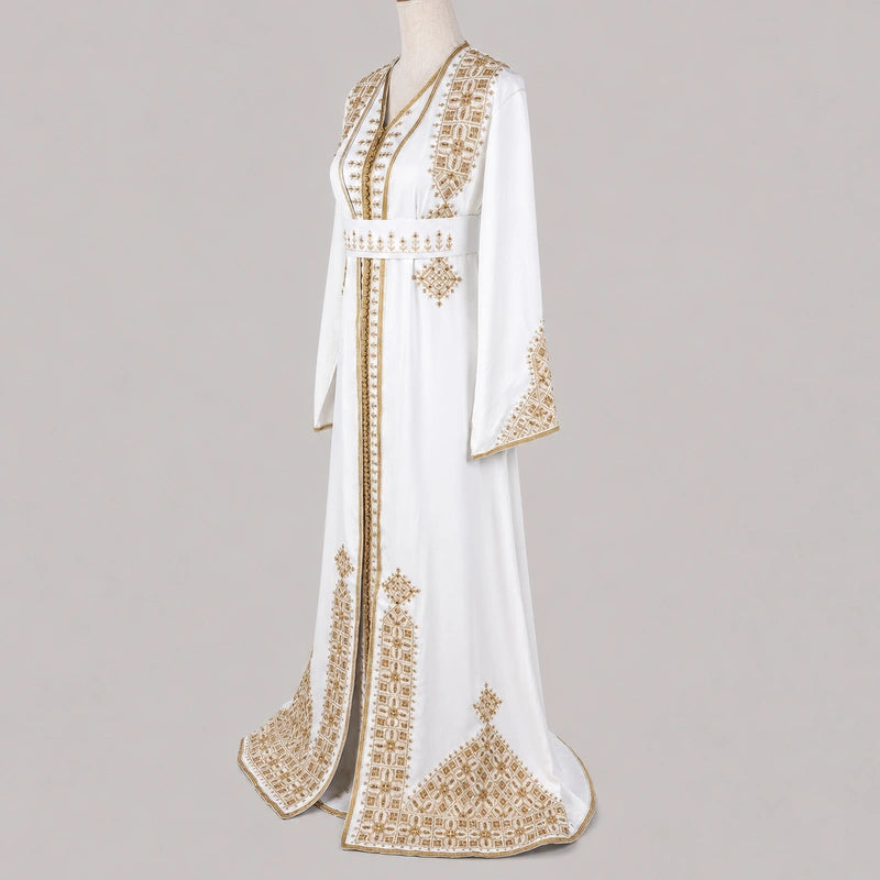 Vue de profil d’une takchita blanche Henna Tarz el Fassi avec broderies dorées traditionnelles marocaines