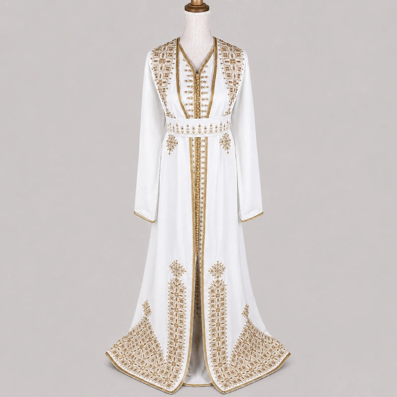 Takchita blanche Henna Tarz el Fassi avec motifs dorés brodés et coupe traditionnelle marocaine élégante