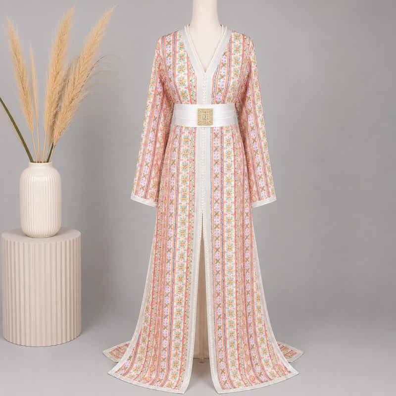 Takchita blanche en sari vintage à motifs floraux colorés présentée dans une ambiance élégante avec vase décoratif, robe marocaine raffinée au style traditionnel chic