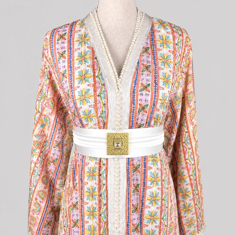 Détail haut de takchita blanche en sari vintage à motifs floraux colorés avec ceinture blanche et finitions traditionnelles marocaines élégantes