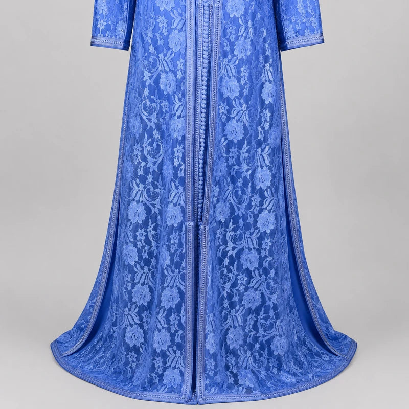 Bas de Takchita Bleu Lavande en Dentelle – robe marocaine élégante avec finitions raffinées, dentelle florale bleu lavande et coupe fluide.