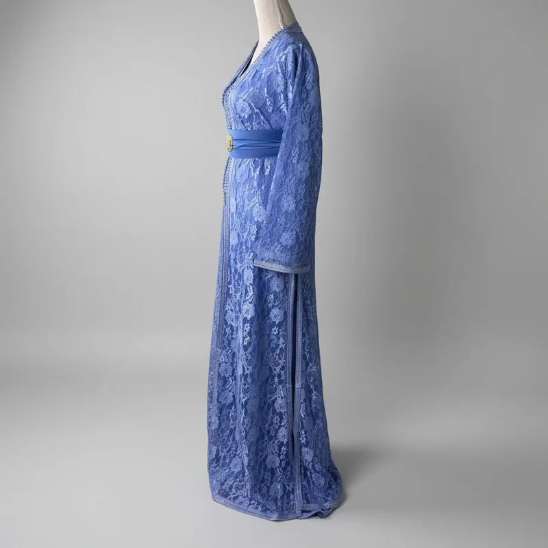 Takchita bleu lavande en dentelle avec ceinture assortie, vue de profil long, coupe fluide élégante pour robe marocaine de cérémonie