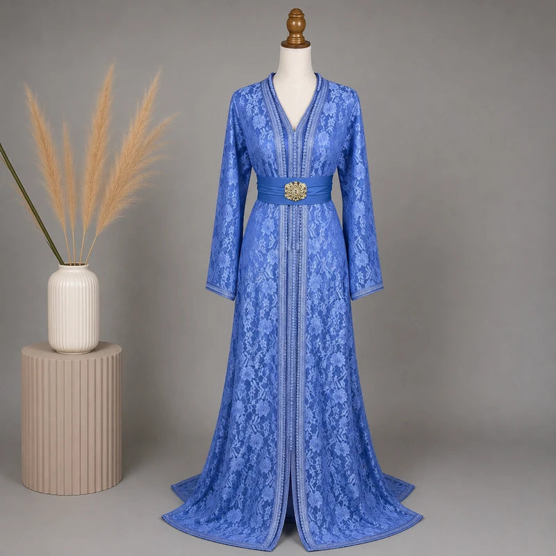 Takchita Bleu Lavande en Dentelle – robe marocaine élégante et légère avec dentelle florale raffinée, manches longues et ceinture sophistiquée.