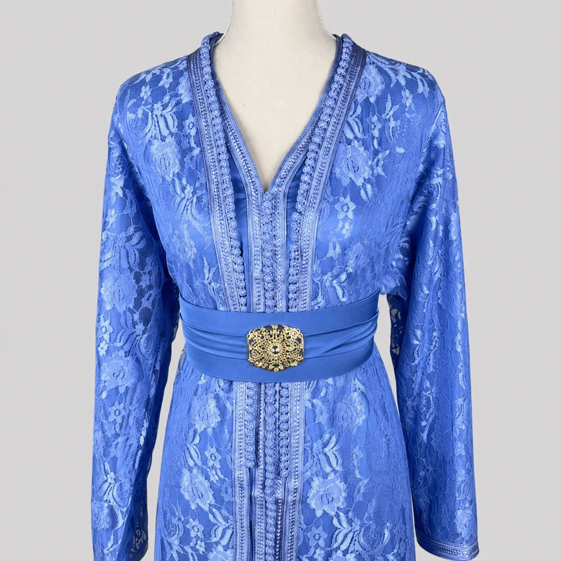 Takchita Bleu Lavande en Dentelle – Style Élégant et Léger, robe marocaine raffinée en dentelle bleu lavande avec ceinture élégante et manches longues.