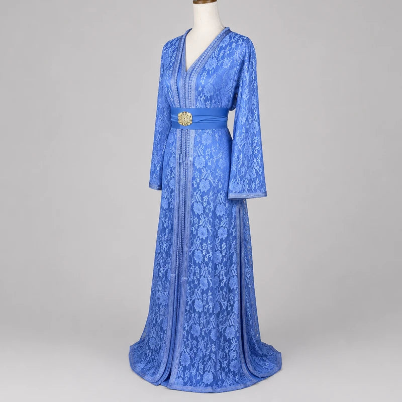 Takchita bleu lavande en dentelle florale vue trois quarts avec ceinture satinée et coupe longue élégante, robe marocaine raffinée et légère