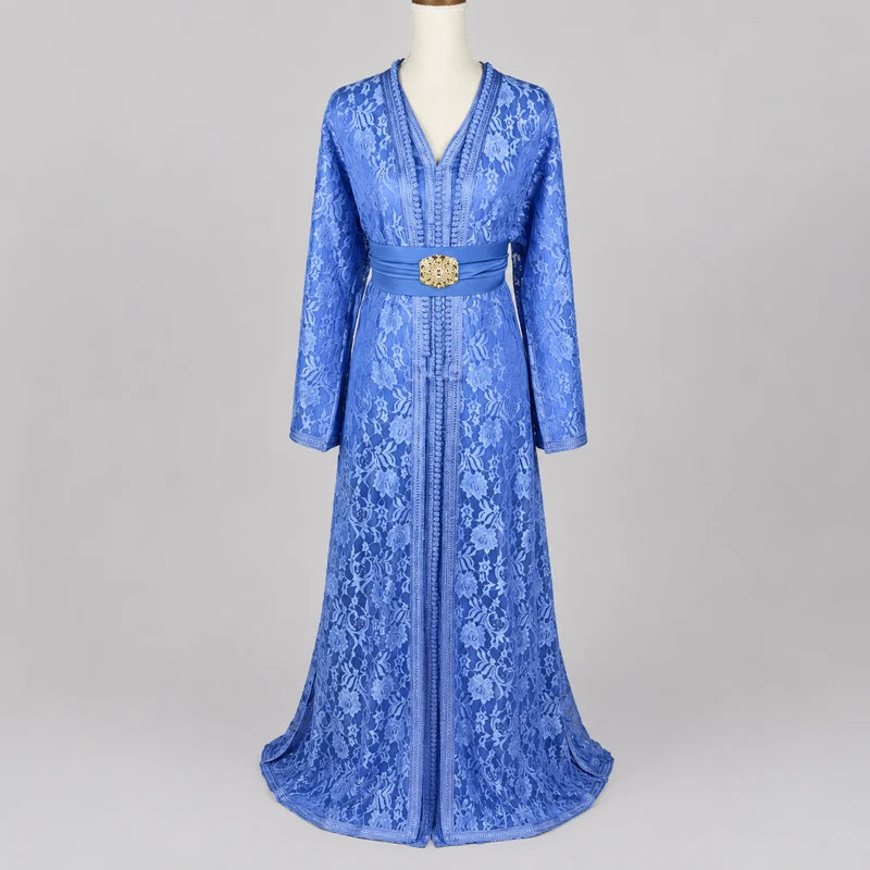 Takchita bleu lavande en dentelle florale avec ceinture assortie et coupe longue fluide, robe marocaine élégante au style léger et raffiné
