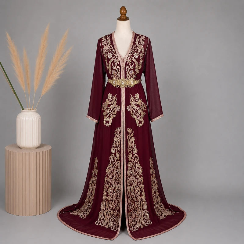 Takchita bordeaux en mousseline brodé bronze avec décoration minimaliste et style caftan oriental élégant