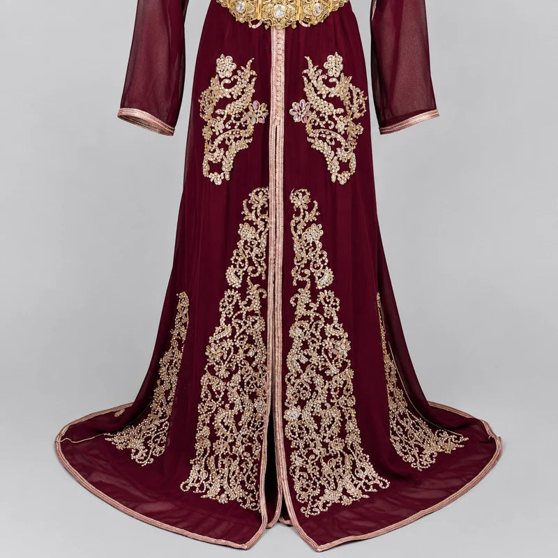 Détail bas takchita bordeaux en mousseline brodé bronze avec motifs orientaux raffinés et finition fluide élégante