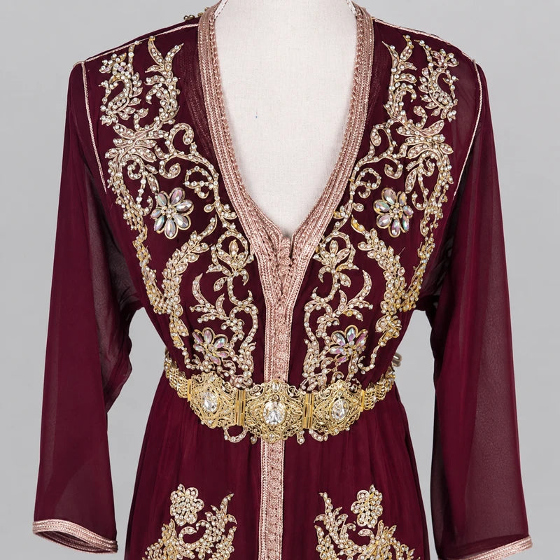 Détail broderie takchita bordeaux en mousseline avec ceinture dorée et motifs orientaux brodés bronze
