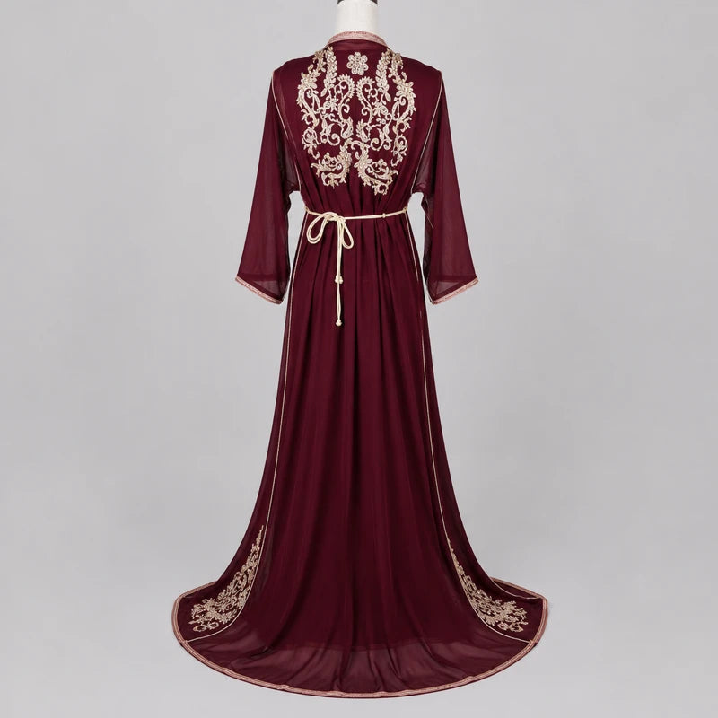 Takchita bordeaux en mousseline brodé bronze vue dos avec broderies orientales raffinées et coupe longue fluide