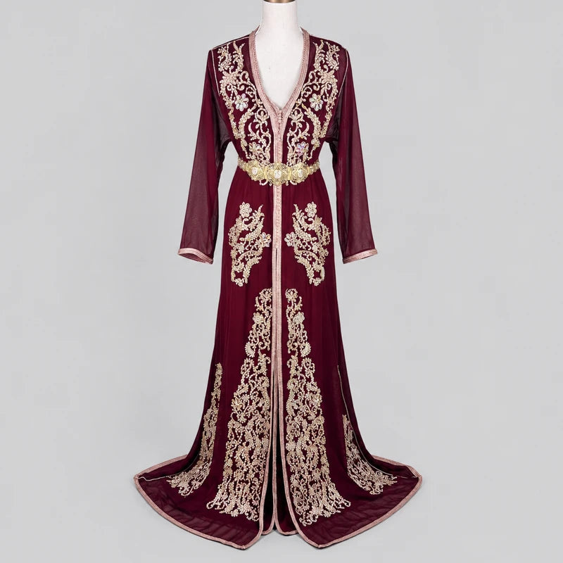 Takchita bordeaux en mousseline brodé bronze avec manches transparentes et finitions orientales élégantes