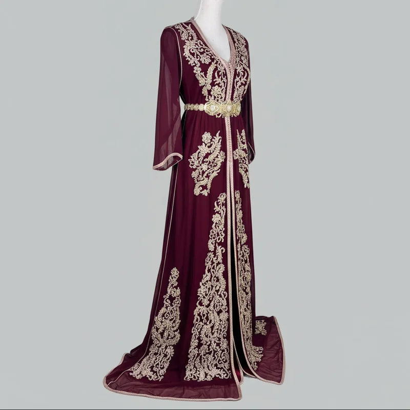 Takchita bordeaux en mousseline brodée bronze vue en angle robe marocaine élégante avec broderies raffinées pour mariage et occasion