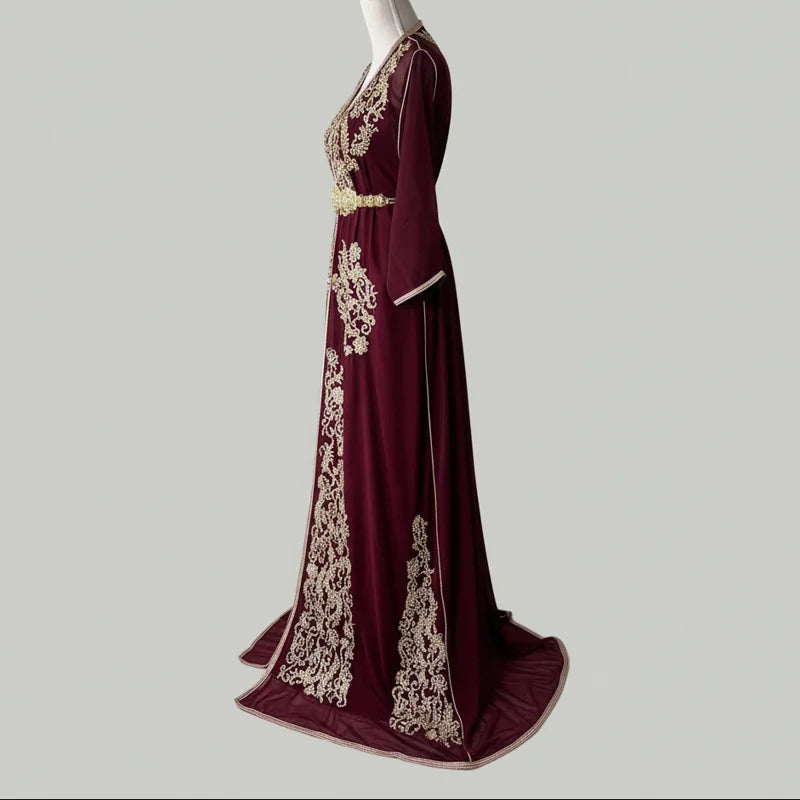 Takchita bordeaux en mousseline brodée bronze vue de profil avec motifs brodés élégants robe longue marocaine pour mariage et cérémonie