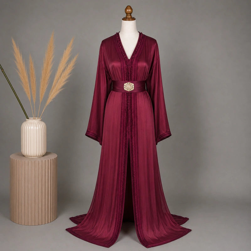 Takchita bordeaux en organza avec ceinture raffinée dans une ambiance élégante, tenue marocaine chic pour cérémonie