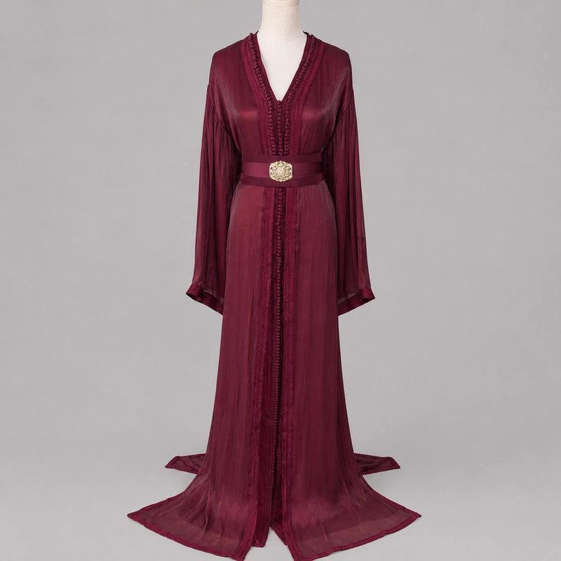 Takchita bordeaux en organza avec ceinture raffinée, tenue marocaine élégante pour mariage, soirée et occasion spéciale