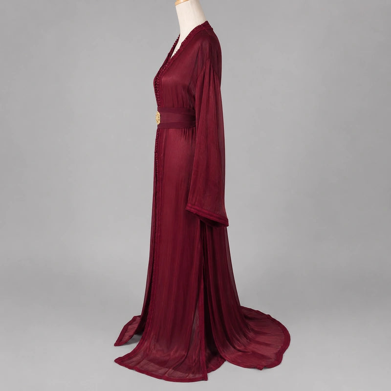Vue de côté d’une takchita bordeaux en organza avec manches fluides et coupe marocaine élégante