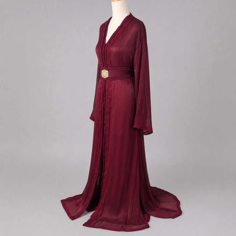 Vue de profil d’une takchita bordeaux en organza avec ceinture élégante et coupe fluide marocaine
