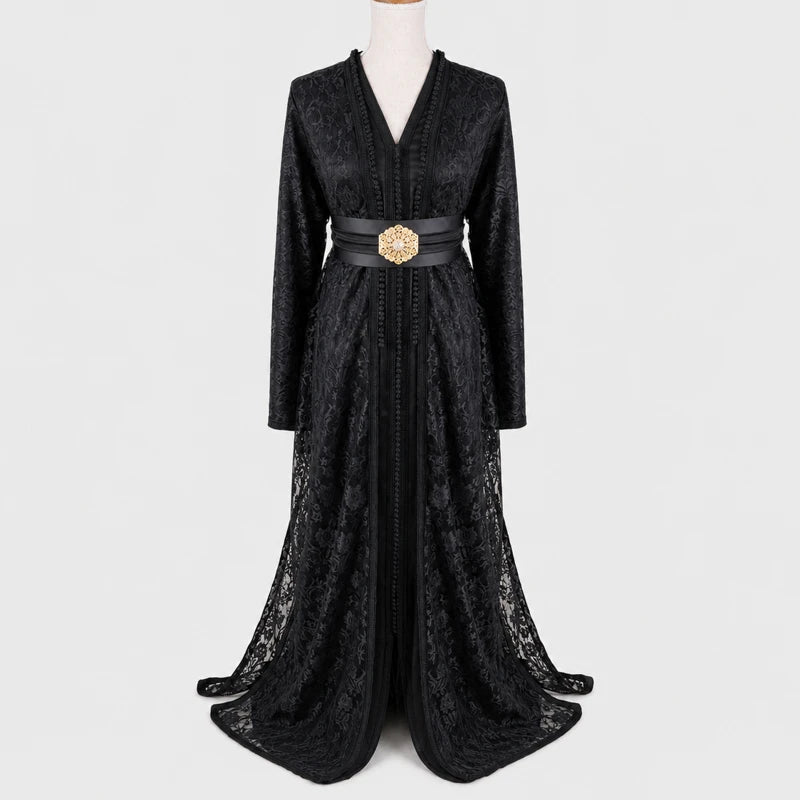 Takchita Dentelle Noire Élégance Intemporelle vue de face, robe marocaine noire en dentelle raffinée avec ceinture élégante pour mariage et cérémonie.