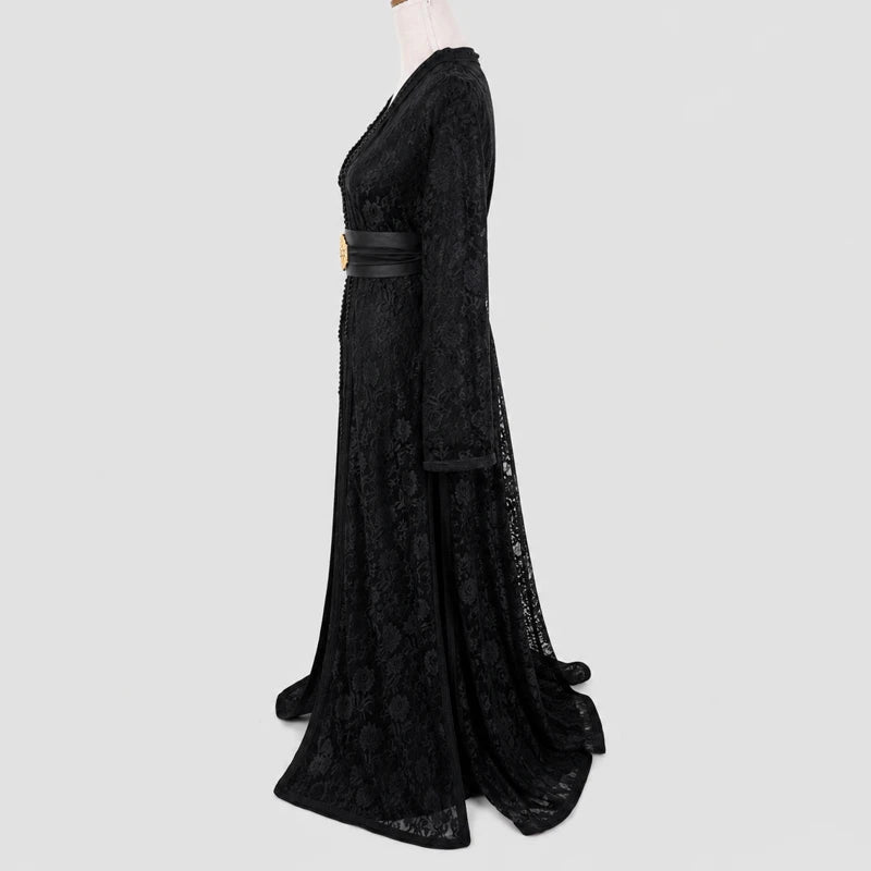Takchita Dentelle Noire Élégance Intemporelle vue de profil, robe marocaine noire en dentelle avec manches longues et ceinture élégante pour mariage et cérémonie.