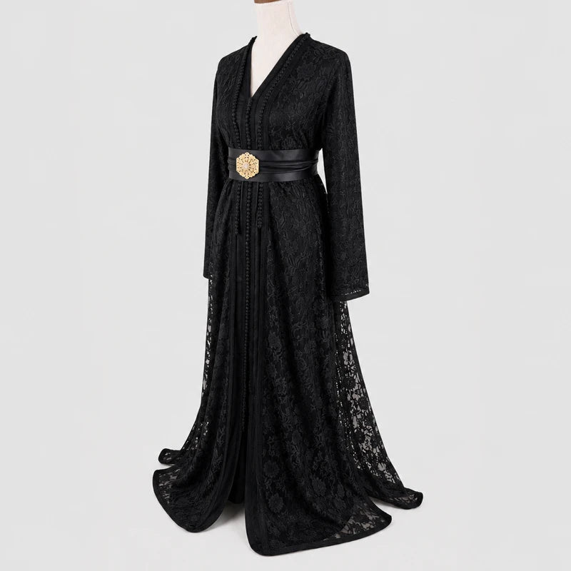 Takchita Dentelle Noire Élégance Intemporelle vue de trois quarts, robe marocaine noire en dentelle avec ceinture raffinée pour mariage et cérémonie.