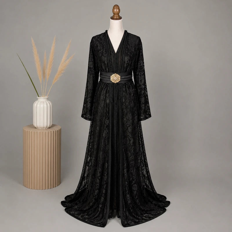 Takchita dentelle noire marocaine élégante avec ceinture raffinée, tenue traditionnelle pour mariage, soirée et événements prestigieux.